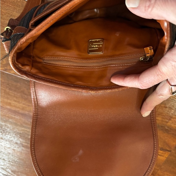 Elegant Black and Brown Crossbody Bag with Adjustable Strap - Picture 4 of 6